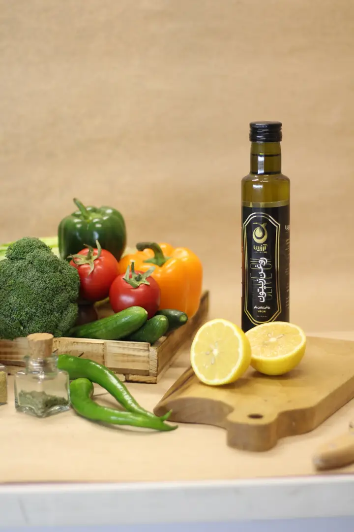 روغن زیتون تازه در قاشق؛ تلخی و تندی روغن